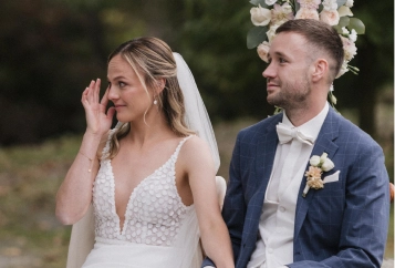 Brautpaar bei der freien Trauung, sichtbarer emotionaler Moment