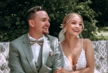 Brautpaar lacht während einer freien Trauung, emotionaler Moment