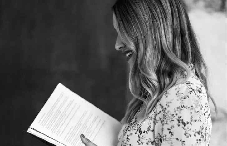 Rednerin liest einen Text bei einem freien Abschied, schwarz-weiß Porträt