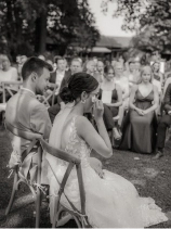 Moment einer freien Trauung mit Gästen, schwarz-weiß Aufnahme