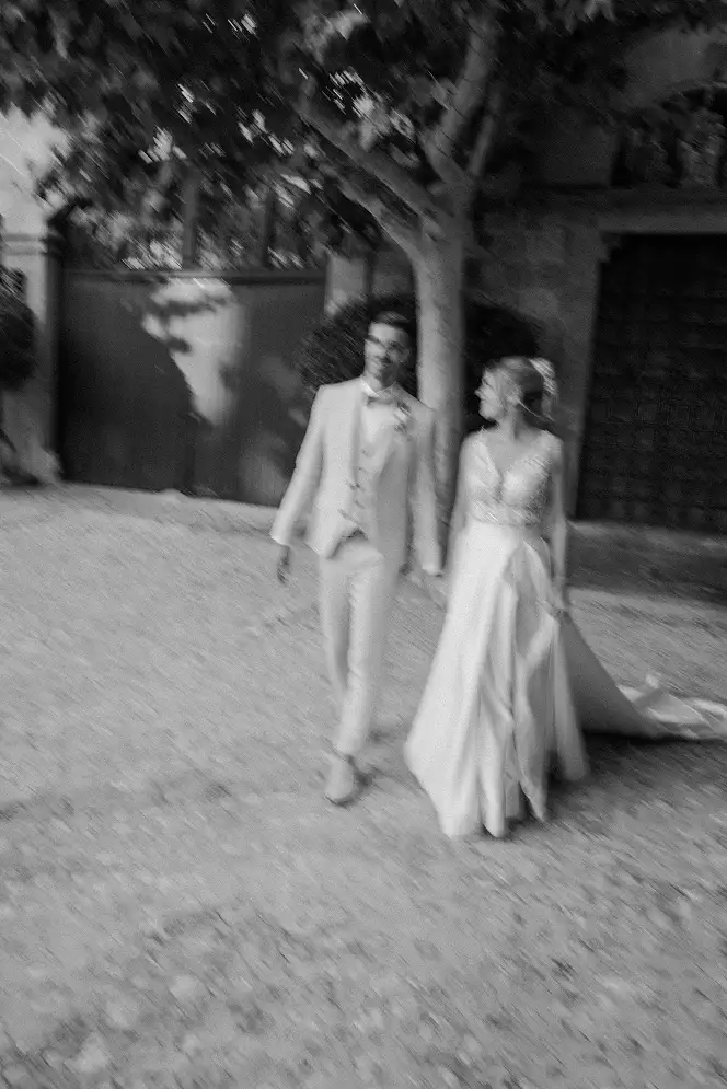 Brautpaar geht Hand in Hand, schwarz-weiß Hochzeitsfoto