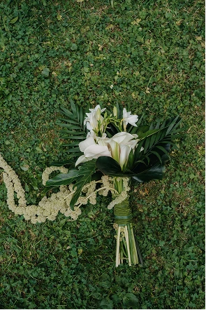 Brautstrauß auf grünem Rasen, Hochzeitsdetail