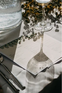 Hochzeits-Tischdeko mit Glas und Papeterie, Detailfoto