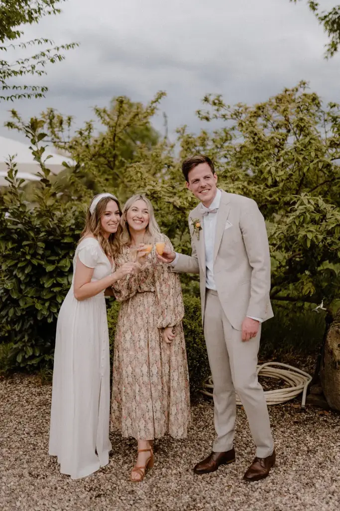 Brautpaar mit Traurednerin nach der freien Trauung, Gruppenfoto im Grünen