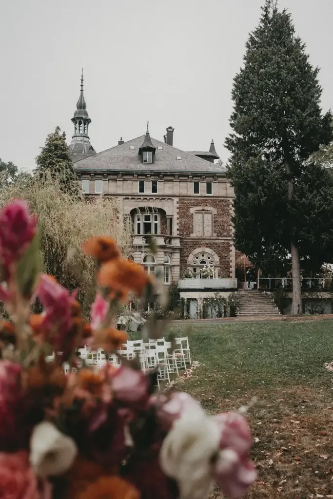 Hochzeitslocation mit historischem Gebäude und Gartenanlage, freie Trauung im Grünen