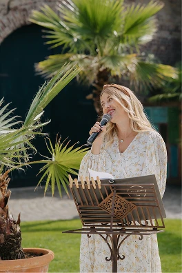 Sarah Paschke als freie Traurednerin hält eine Rede bei einer Zeremonie im Freien