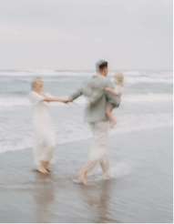 Sarah Paschke und Pat laufen Hand in Hand am Strand