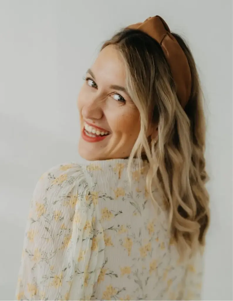 Sarah Paschke, freie Traurednerin, lächelndes Portrait