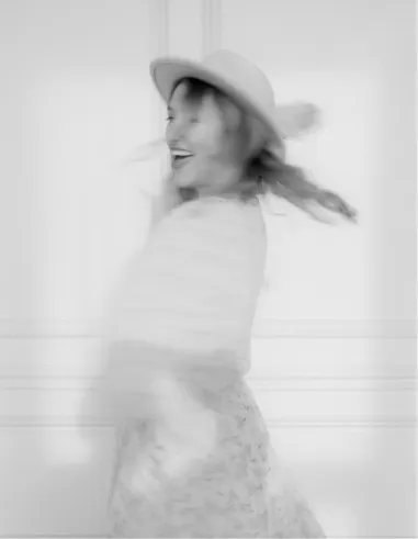 Sarah Paschke, freie Traurednerin, Portrait in Schwarz-Weiß